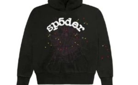 Power Meets Style – The Black Sp5der Hoodie