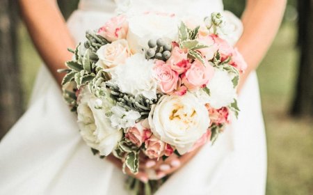 Get your desired flower bouquet with experts at Flowers Mart